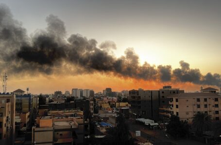 التداعيات المحتملة للصراع على السلطة في السودان على ليبيا