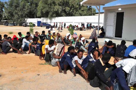 البعثة الأممية تدعو السلطات الليبيـة إلى وقف الاعتقال التعسّفي للمهاجرين واللاجئين.