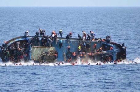 الغارديان: كارثة غرق سفينة المهاجرين قرب الشواطئ اليونانية تكشف عن عجز حفتر وأبنائه في وقف تجارة المهربين