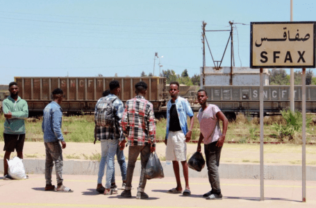“هيومن رايتس ووتش” تدعو تونس لوقف طرد المهاجرين إلى الحدود الليبية