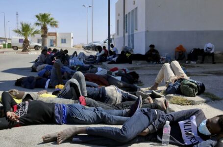 السلطات التونسية تنقل مئات المهاجرين إلى قرب الحدود الليبيـة.