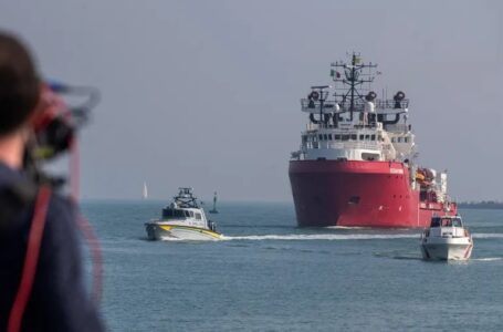 سفينة “أوشن فايكينغ” تنقذ 438 مهاجرا بالمتوسط قبالة ليبيا وتونس