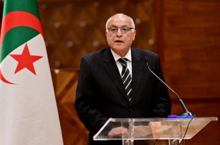 وزير الخارجية الجزائري يعرب للمنفي عن استعداد بلاده التام لمد ليبيـا بكافة أشكال الدعم بعد الفيضانات