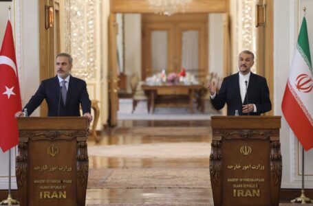 وزير الخارجية التركي يناقش مع نظيره الإيراني قضايا إقليمية بما في ذلك ليبيـا