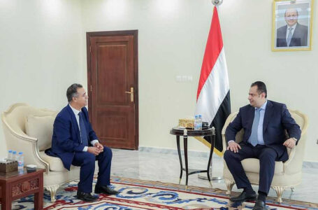 رئيس الوزراء اليمني يبحث مع السفير الليبـي في عدن تفعيل برامج التعاون الثنائي بين البلدين