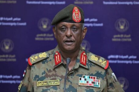الجيش السوداني يهدد ويتهم حفتر بدعم “حميدتي”