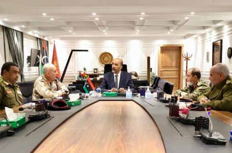رئيس الأركان يقدم إحاطة للقائد الأعلى للجيش الليبي حول زيارته للشريط الحدودي الرابط بين ليبيا وتونس