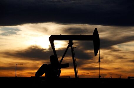 أسعار النفط ترتفع بسبب إغلاق حقل الشرارة في ليبيا وزيادة الطلب الأمريكي