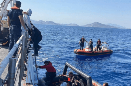 خفر السواحل اليوناني: عشرات قوارب المهاجرين غير القانونيين تصل إلى جزيرة كريت تنطلق من ميناء طبرق