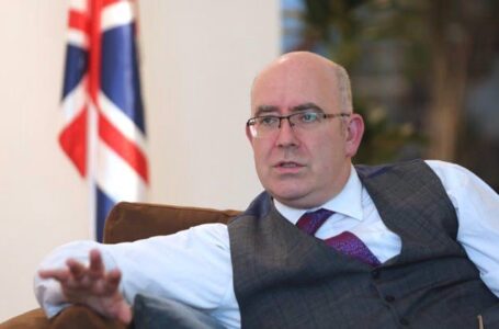 السفير البريطاني: من الضروري إيجاد حل شامل للتعامل مع جميع التحديات التي تواجه ليبيا