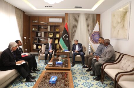 وزير المواصلات يبحث مع السفير الفرنسي آفاق التعاون في مجال النقل الجوي ومساعدة ليبيا في حل مشكلة الازدحام المروري