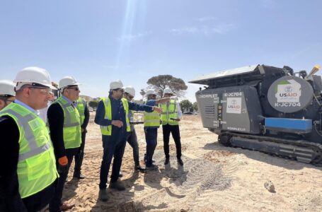 تسليم آلة أمريكية لإعادة تدوير مخلفات البناء في أبوسليم دعما للتنمية المحلية