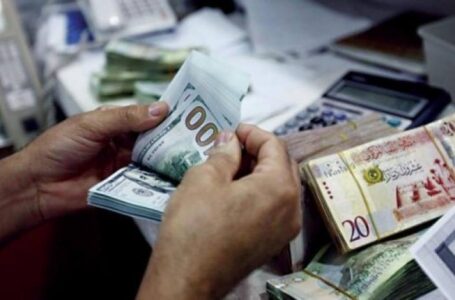 رويترز: الأموال المزيفة تُغذي السوق السوداء الليبية وتمويل مشاريع في الشرق والمرتزقة الروس