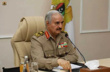 أفريكا إنتليجينس: سقوط بشار الأسد سيكون له تداعيات على حفتر الذي استقبل عسكريين فارين من سوريا بعد التحرير